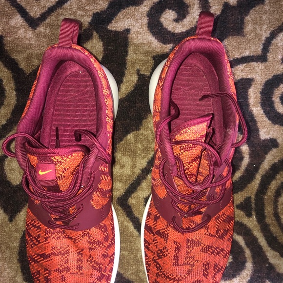 Women’s 11.5 Roshe Runs - Picture 3 of 4